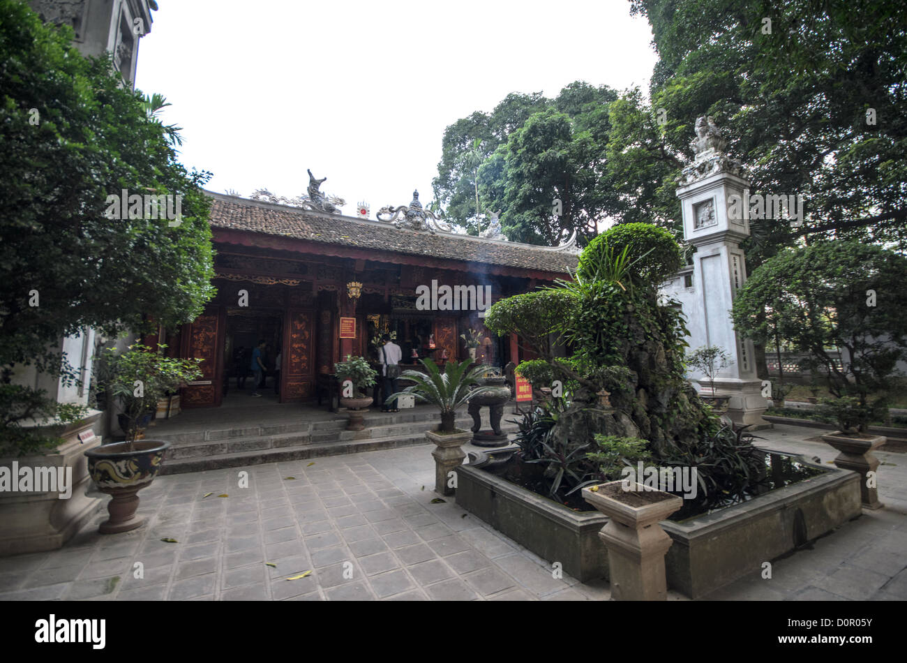 HANOI, Vietnam - La cour d'honneur au Temple Quan Thanh à Hanoi. Le temple Taoïste remonte au 11ème siècle et est situé à proximité de West Lake. Banque D'Images