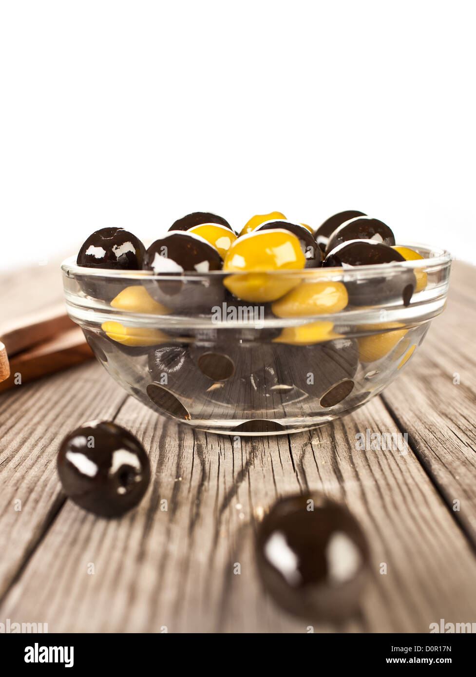Olives sur une table en bois Banque D'Images