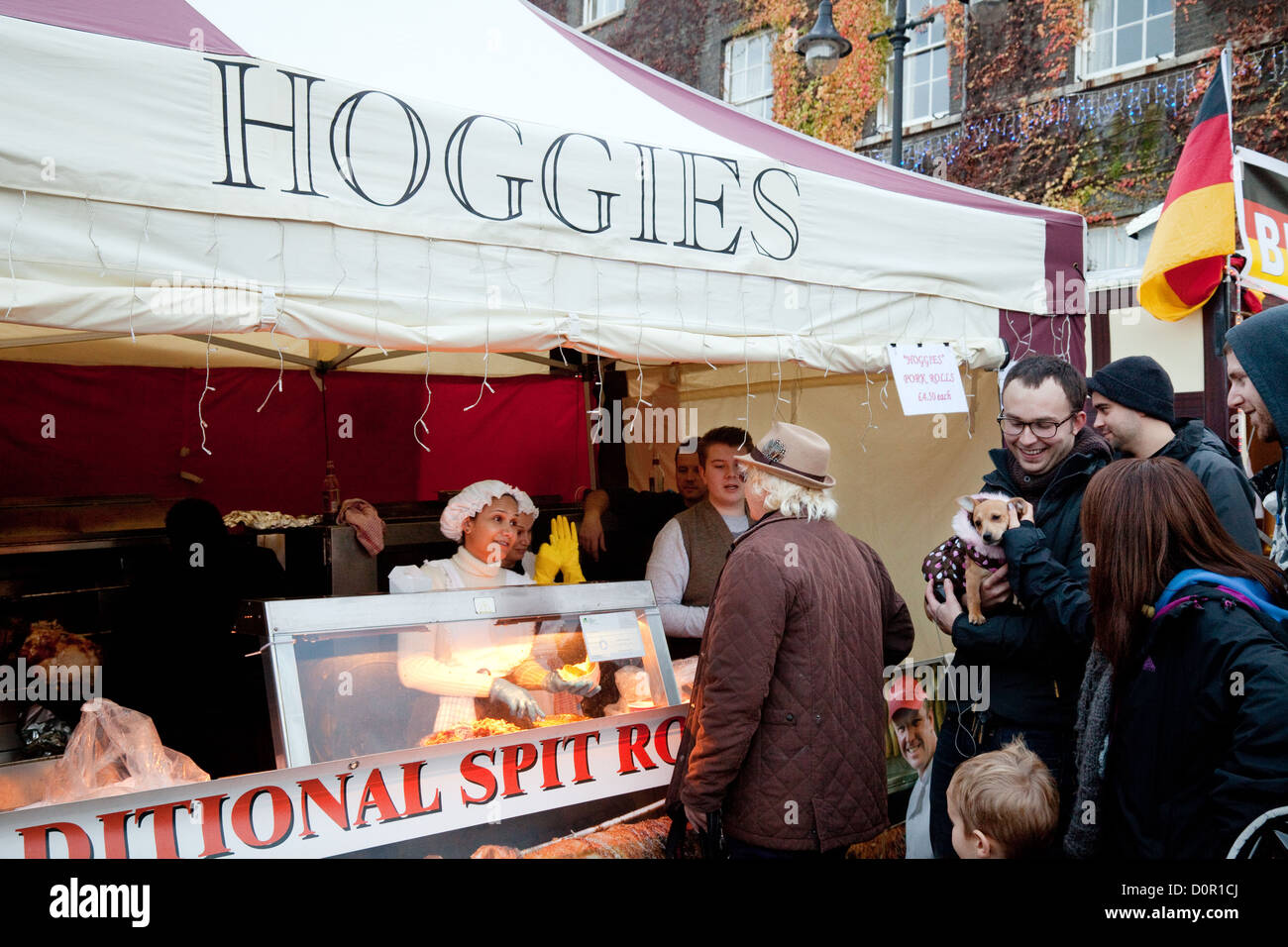 L'alimentation du porc rôti de porc à la vente à un décrochage, Bury St Edmunds, Suffolk Royaume-uni Marché de Noël Banque D'Images