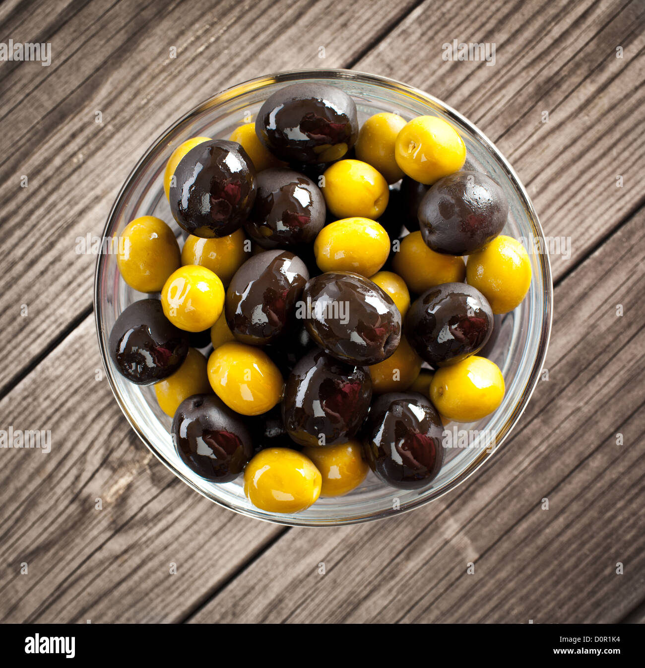 Olives sur une table en bois Banque D'Images