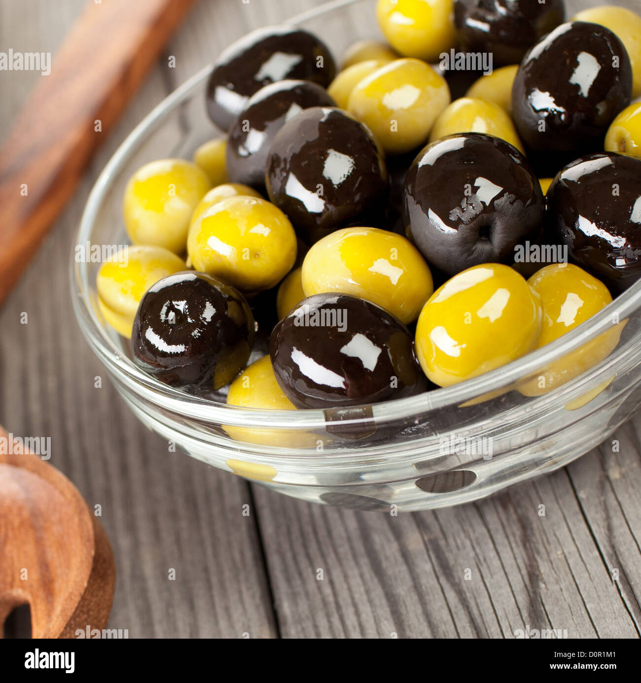 Olives sur une table en bois Banque D'Images