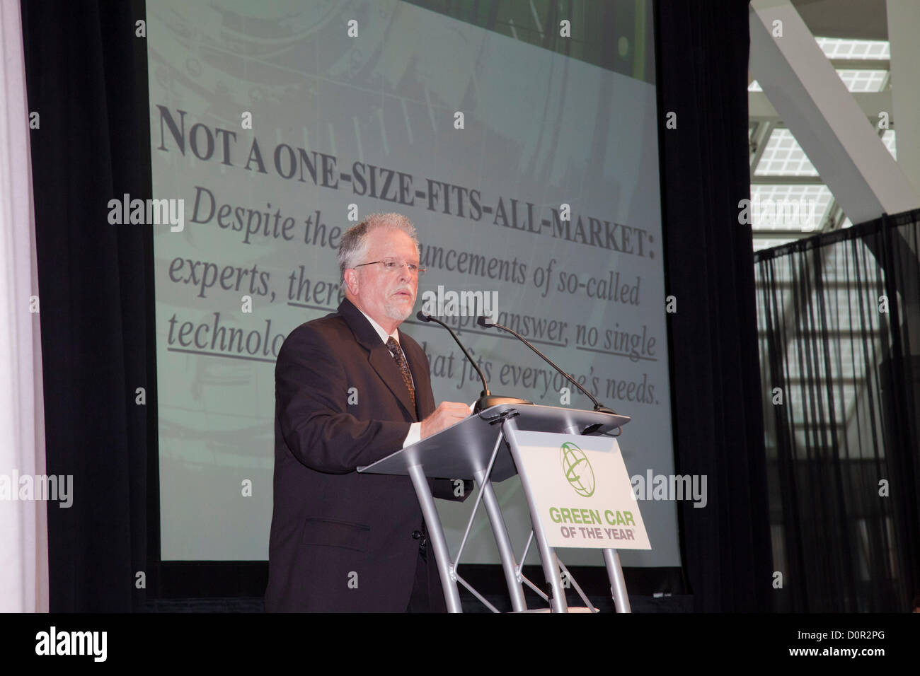 Los Angeles, USA. 29 novembre 2012. Ron Cogan, rédacteur et éditeur du Green Car Journal annonce que le tout nouveau Ford Fusion 2013 a été nommée Green Car Journal's 2013 Voiture verte de l'année¨ au LA Auto Show. La fusion est sortie vainqueur de l'exceptionnel domaine de finalistes y compris le 2013 Dodge Dart Aero, Ford C-MAX, Mazda CX-5 antérieurs SKYACTIV et la Toyota Prius c. Credit : Température Images Inc. / Alamy Live News Banque D'Images