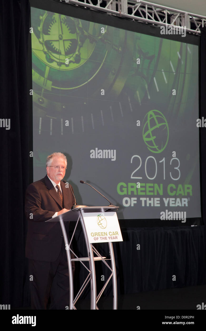 Los Angeles, USA. 29 novembre 2012. Ron Cogan, rédacteur et éditeur du Green Car Journal annonce que le tout nouveau Ford Fusion 2013 a été nommée Green Car Journal's 2013 Voiture verte de l'année¨ au LA Auto Show. La fusion est sortie vainqueur de l'exceptionnel domaine de finalistes y compris le 2013 Dodge Dart Aero, Ford C-MAX, Mazda CX-5 antérieurs SKYACTIV et la Toyota Prius c. Credit : Température Images Inc. / Alamy Live News Banque D'Images