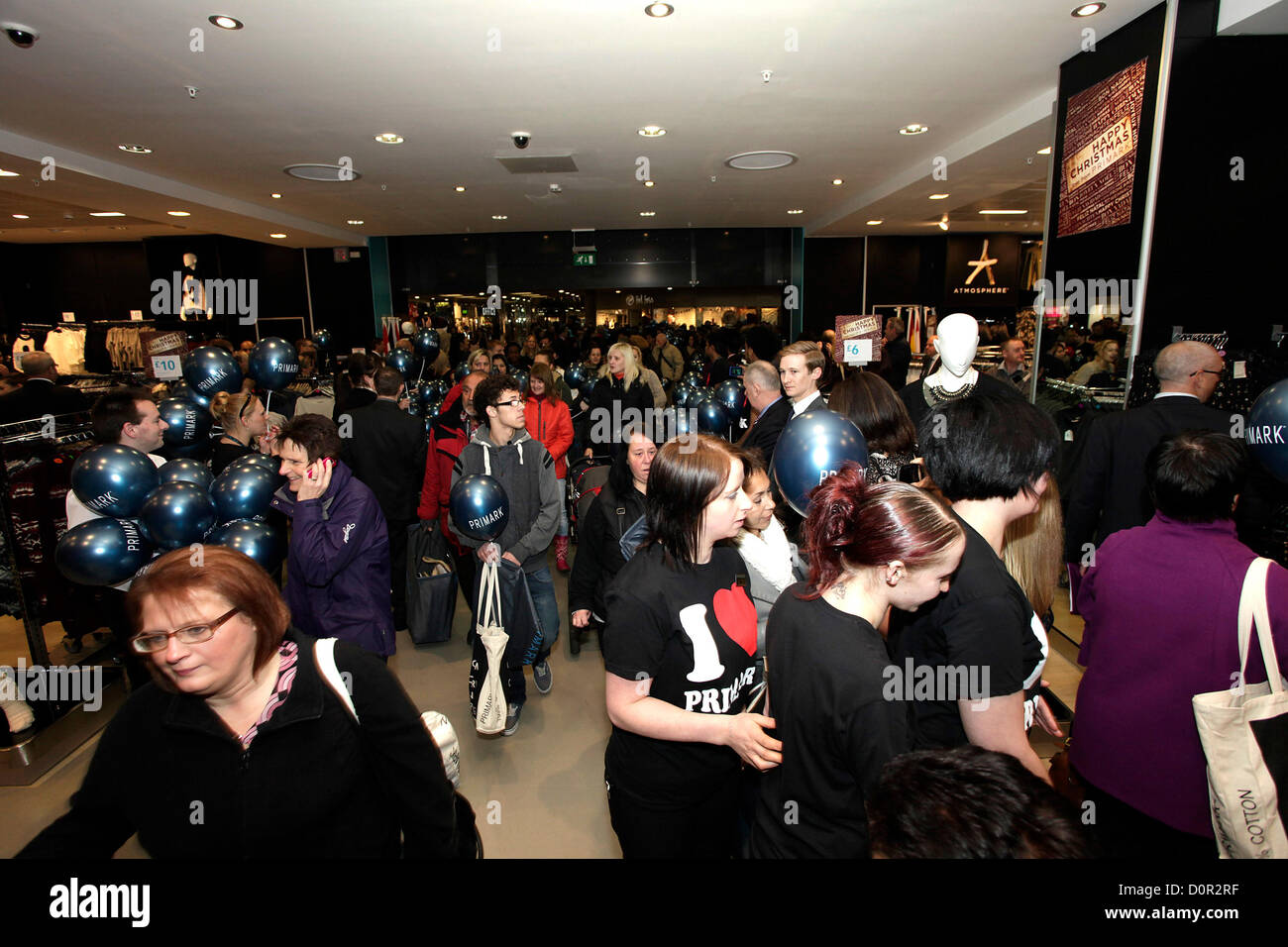 La foule d'acheteurs à l'occasion de l'ouverture du nouveau magasin Primark dans centre commercial Queensgate Peterborough Cambridgeshire Angleterre Banque D'Images