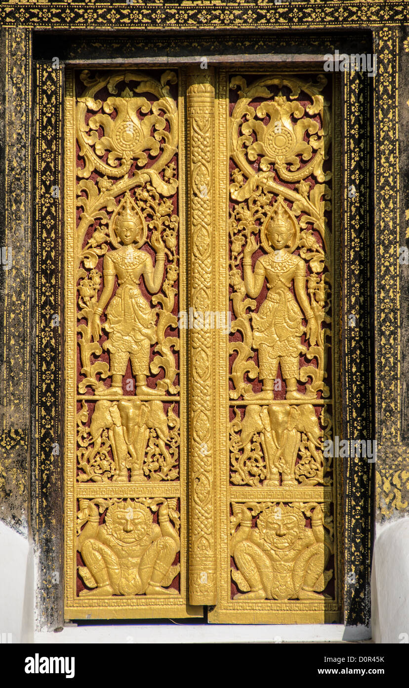 LUANG PRABANG, Laos - porte d'Or de Wat Xieng Thong (Temple de la ville d'or) sur l'extrémité nord de la péninsule de Luang Prabang, Laos. Initialement construit autour de 1560, le temple a été le site principal de couronnement et reste celles des temples les plus importants du Laos. Banque D'Images