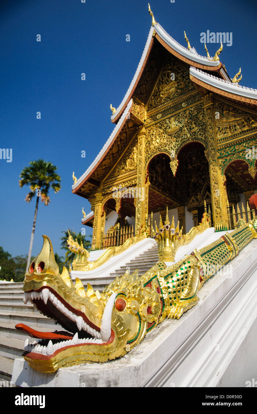 LUANG PRABANG, Laos - Partie de l'avant du bâtiment de Haw Pha Bang (ou chapelle) au Musée du Palais Royal de Luang Prabang, Laos. La chapelle se situe à l'angle nord-est de la propriété. La construction a commencé en 1963. Banque D'Images