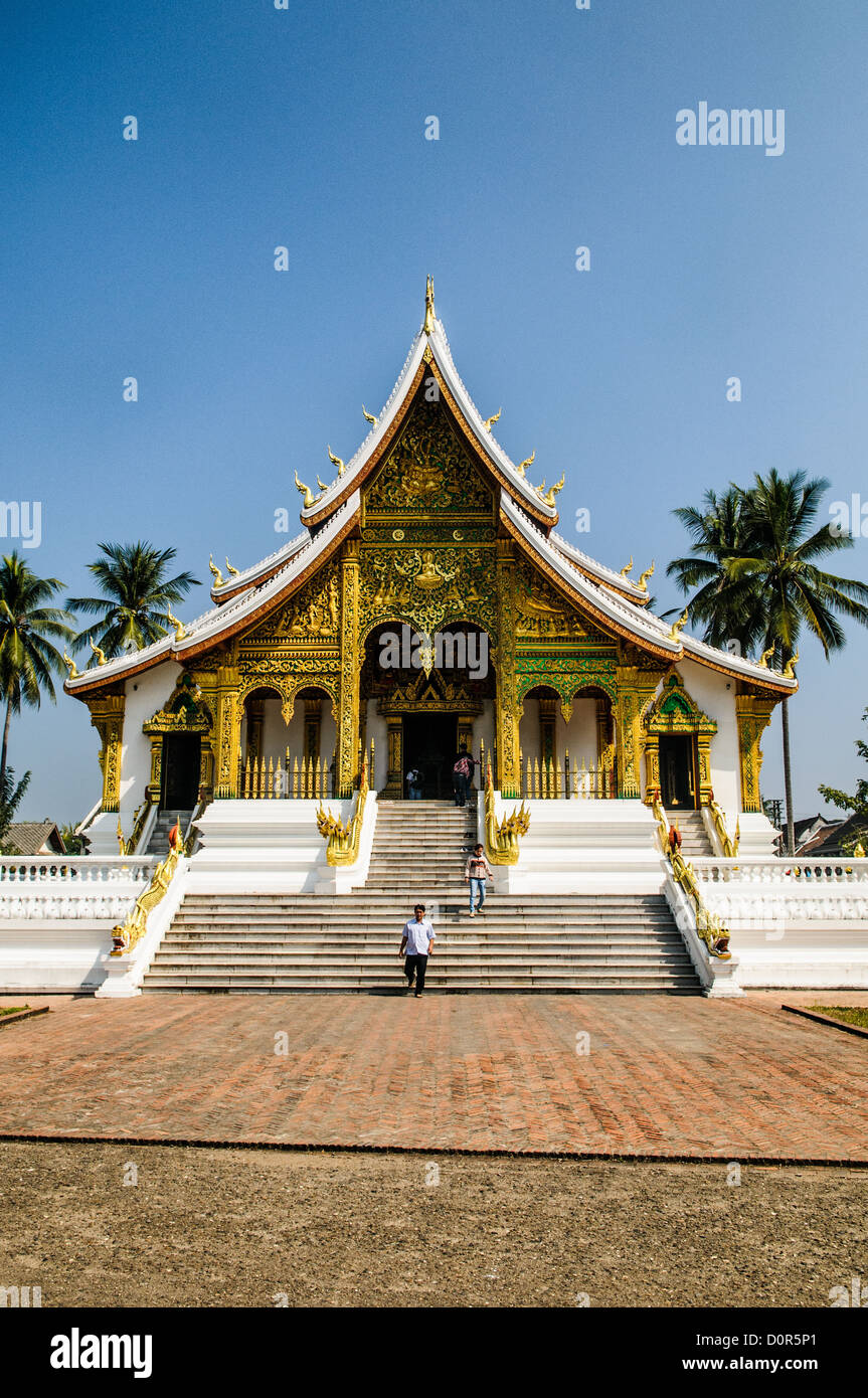 Chapelle du palais Haw Pha Bang Luang Prabang Laos // LUANG PRABANG, Laos — la façade ornée et le toit incliné de Haw Pha Bang (chapelle du palais) au Musée du palais royal de Luang Prabang, Laos. Cette élégante structure, commencée en 1963, présente des éléments architecturaux traditionnels lao avec ses détails complexes et son toit spectaculaire. Banque D'Images