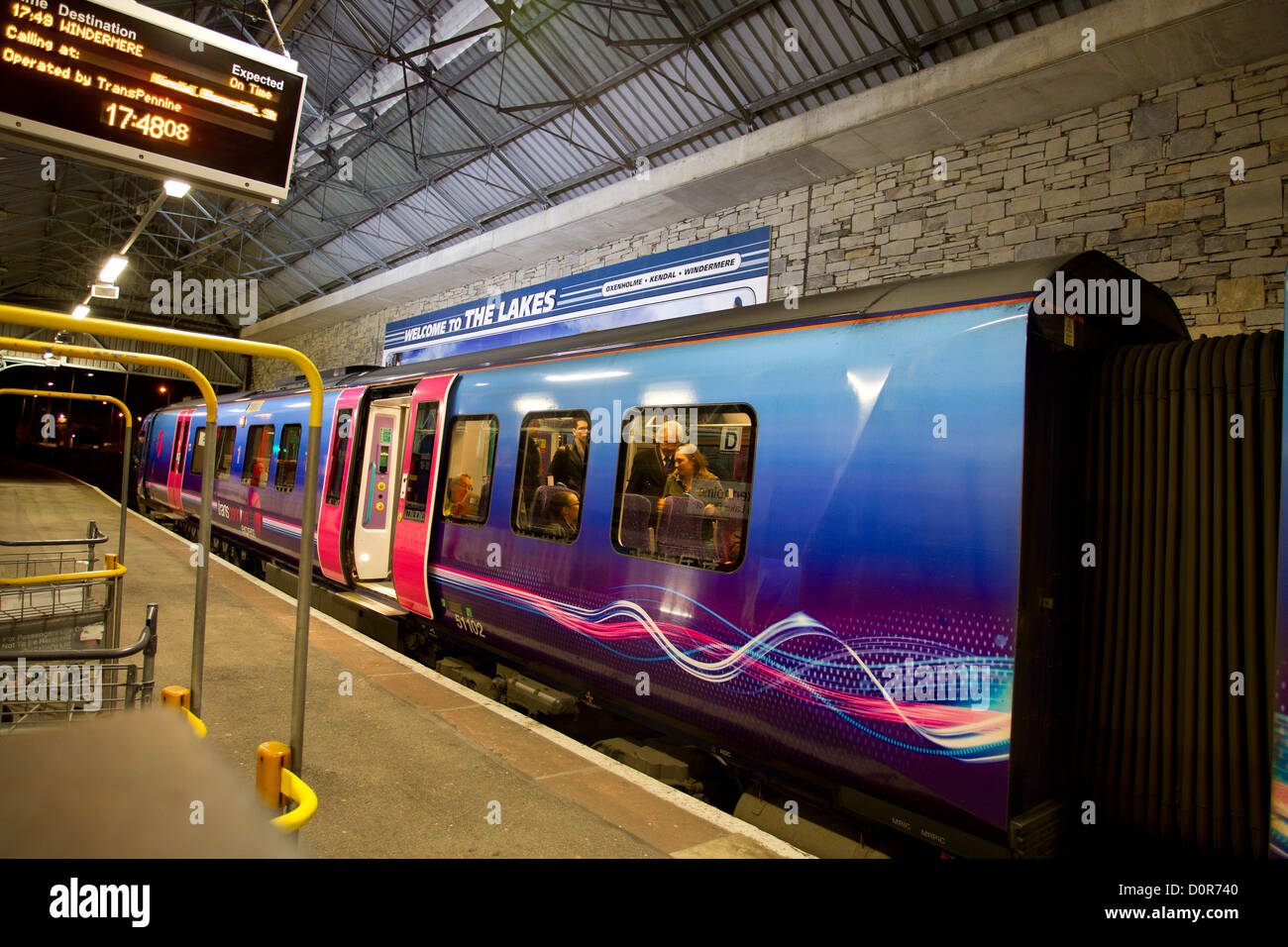 Bienvenue dans les lacs -Oxenholme gare la première Transpennine Express et de transport ferroviaire Banque D'Images