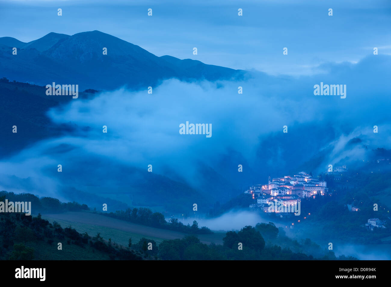 Preci entouré de brume à l'aube dans la Valnerina, parc national Monti Sibillini, Ombrie, Italie Banque D'Images