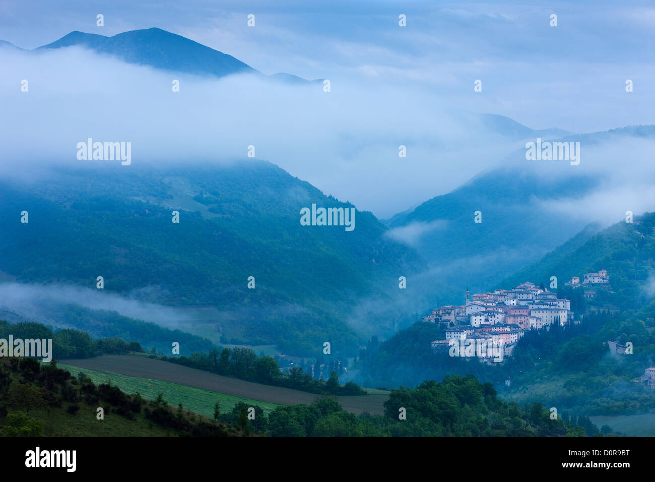 Preci et la Valnerina à l'aube avec les montagnes de l'au-delà de Monti Sibillini, Ombrie, Italie Banque D'Images