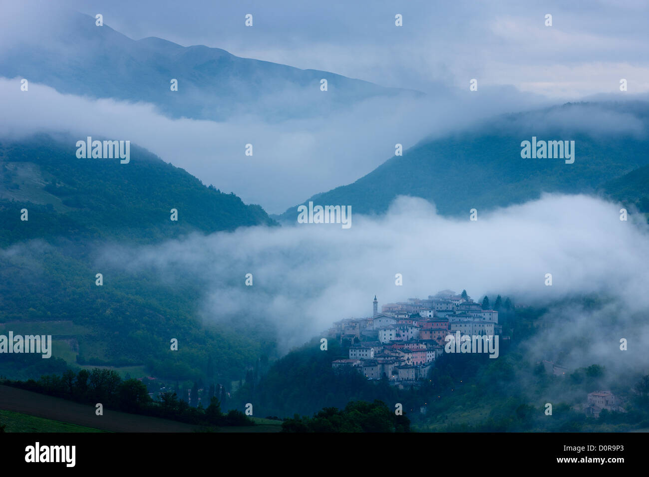 Village de Preci, Monti Valnerina et Silbillini au-delà à l'aube, Ombrie, Italie Banque D'Images