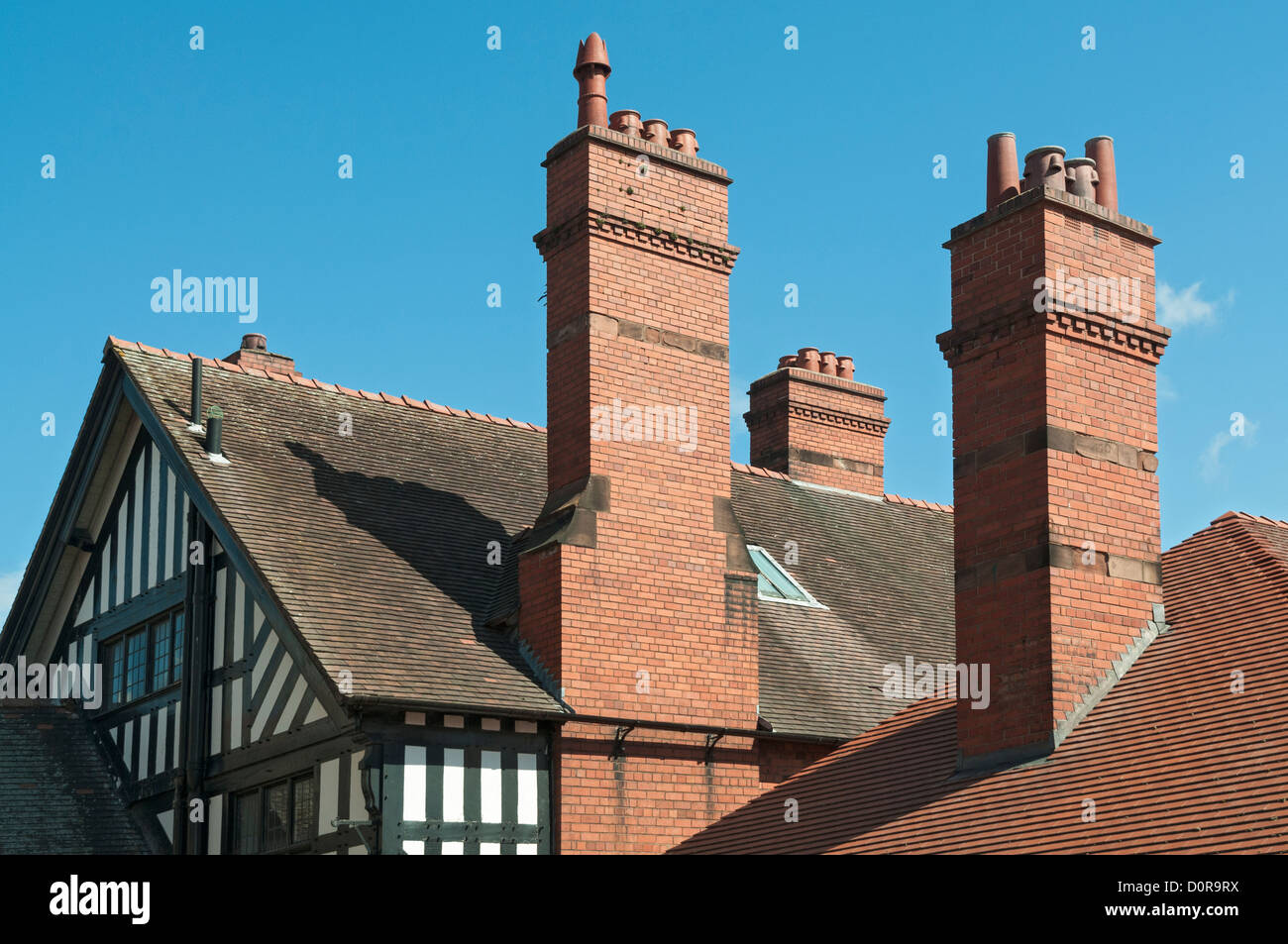 L'Angleterre, dans le comté de Cheshire, Chester, maisons à colombages, cheminée détail Banque D'Images