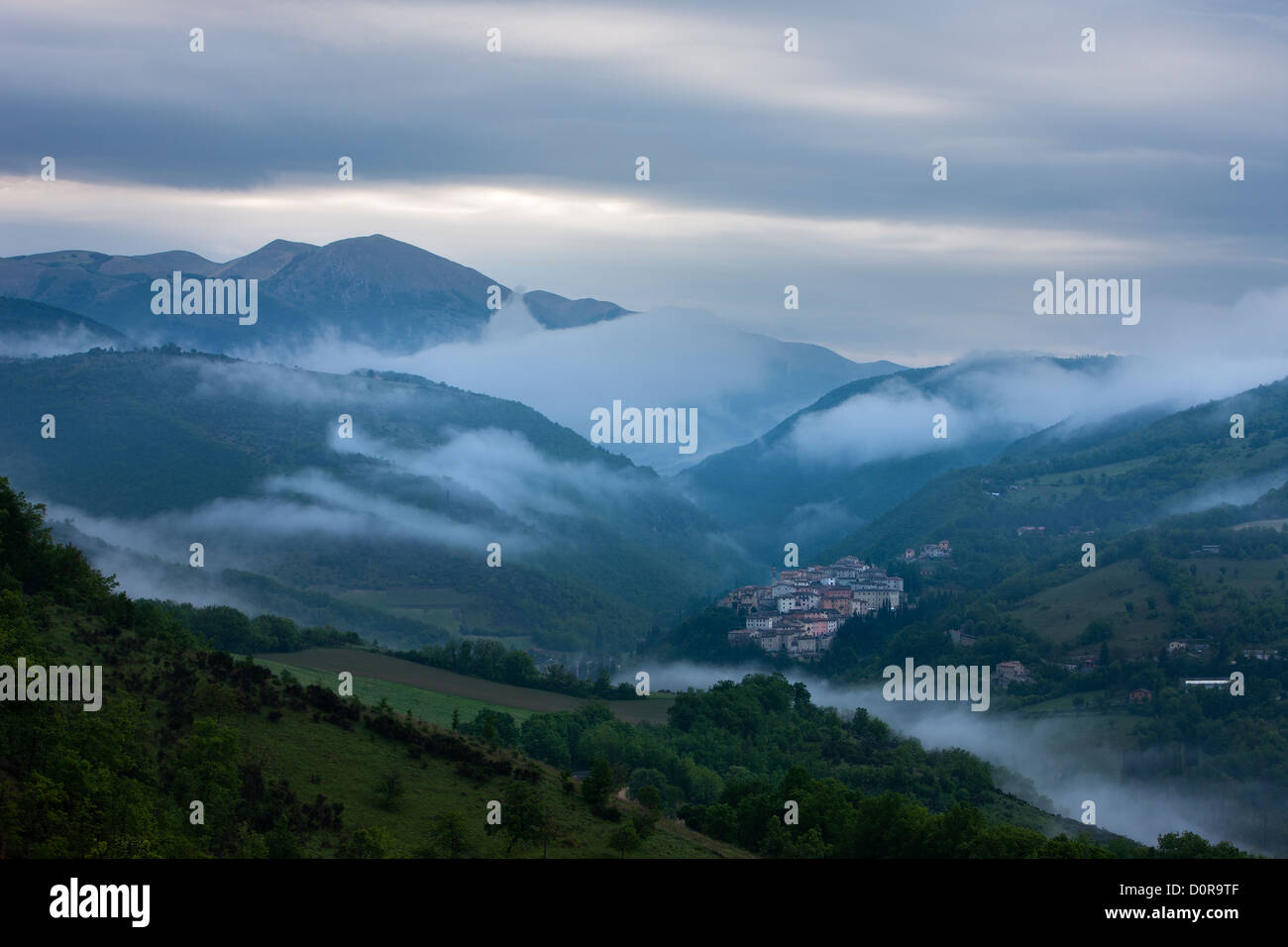 Village de Preci, Valnerina avec Monti Sibillini au-delà à l'aube, Ombrie, Italie Banque D'Images
