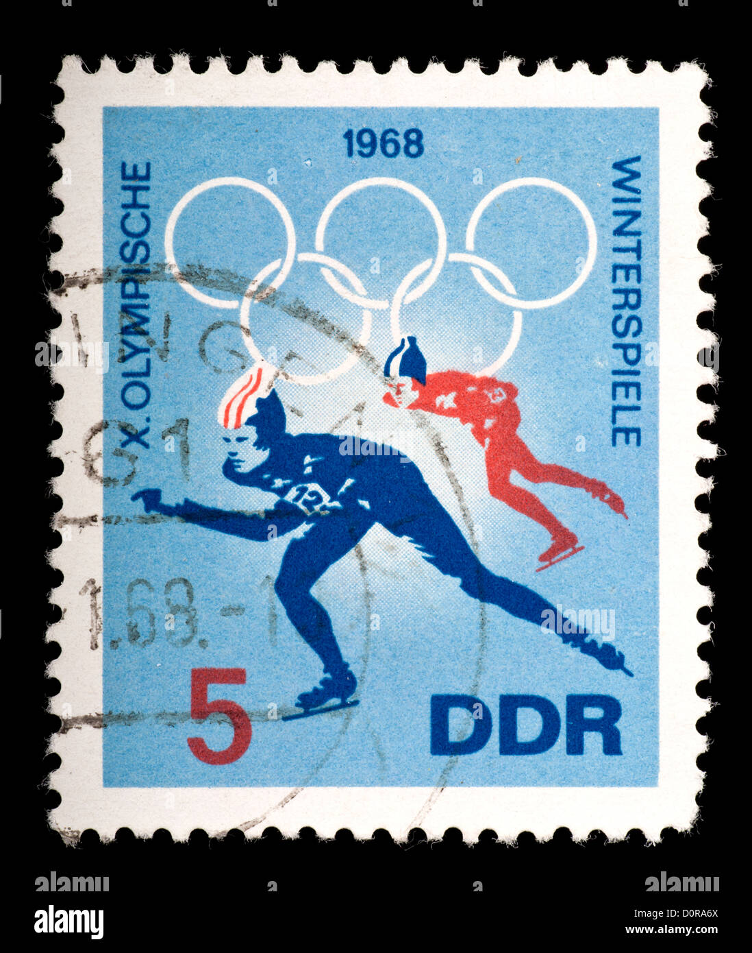 Timbre-poste de l'Allemagne de l'Est (DDR) illustrant patineurs de vitesse, délivrés pour les Jeux Olympiques d'hiver de 1968 (Grenoble, France) Banque D'Images