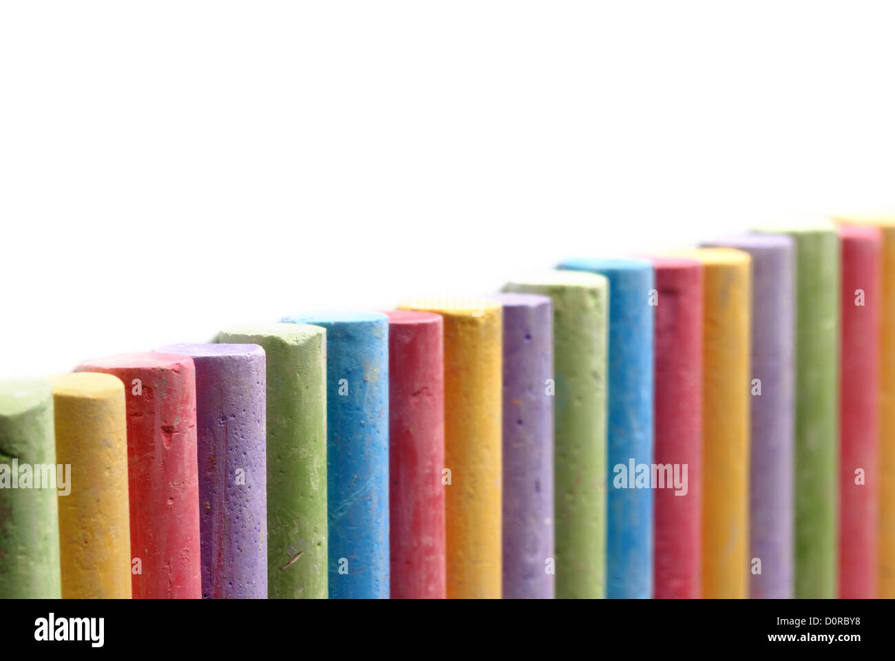 Crayons de couleur disposés en ligne Banque D'Images