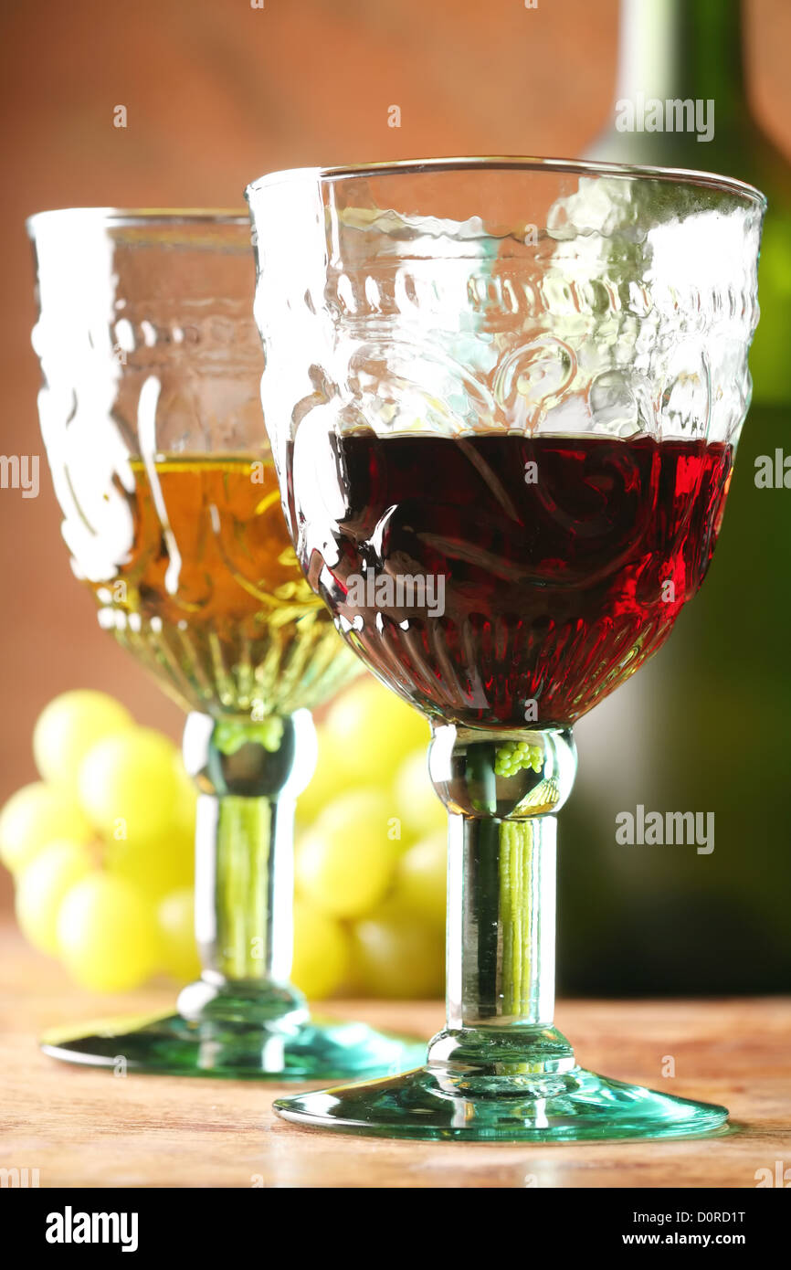 Deux gobelets, bouteilles et raisin Banque D'Images