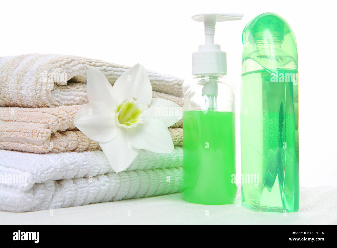 Shampoing, serviette et huile aromatique Banque D'Images