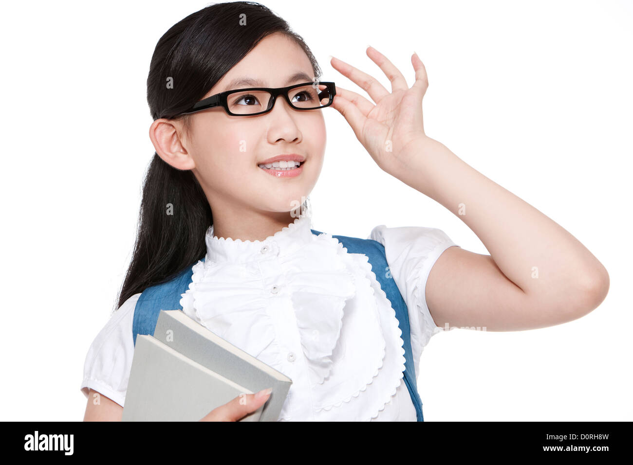 Jolie lycéenne de régler ses lunettes et à la recherche à vue avec books Banque D'Images