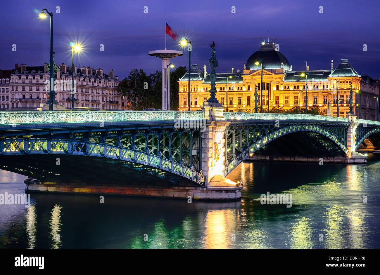 Pont et Université de Lyon par nuit Banque D'Images