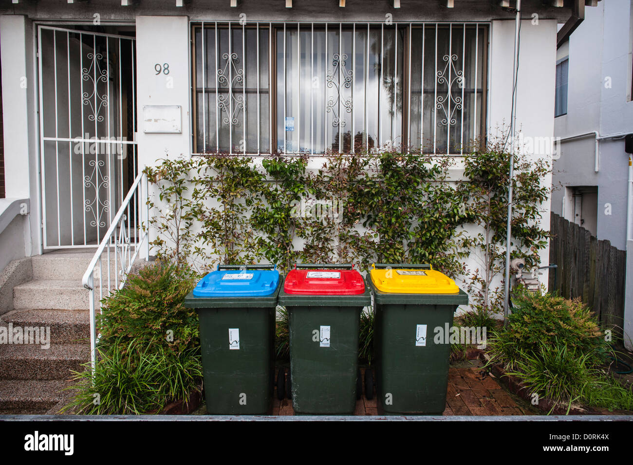 Les ordures ménagères sont recueillis de façon sélective. Déjà séparés à la maison en plastique de couleur différente des bains à remous. Banque D'Images