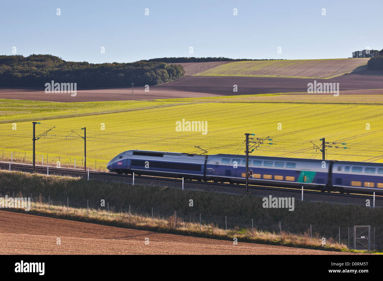 La vitesse d'un TGV à travers la campagne bourguignonne sur la ligne entre Paris et le sud-est de la France. Banque D'Images