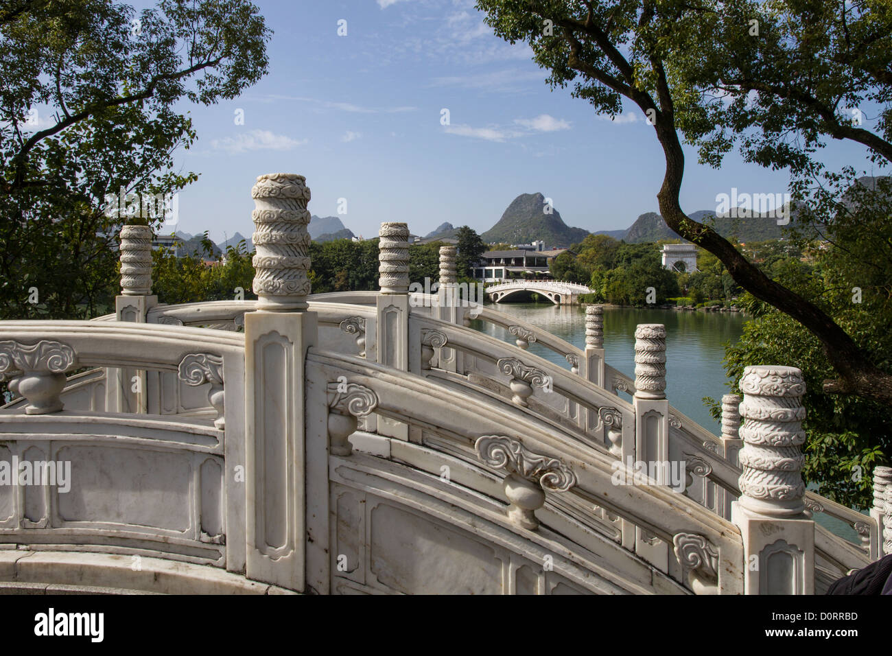 Chine Guangxi Guilin. Pont sur le lac Banyan Banque D'Images