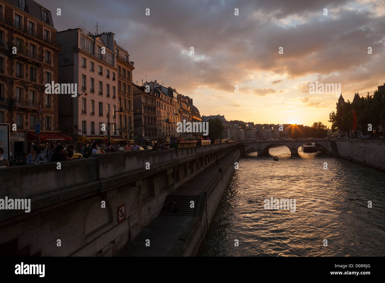 À l'ouest le long de la Seine dans le 4ème arrondissement, Paris. Banque D'Images