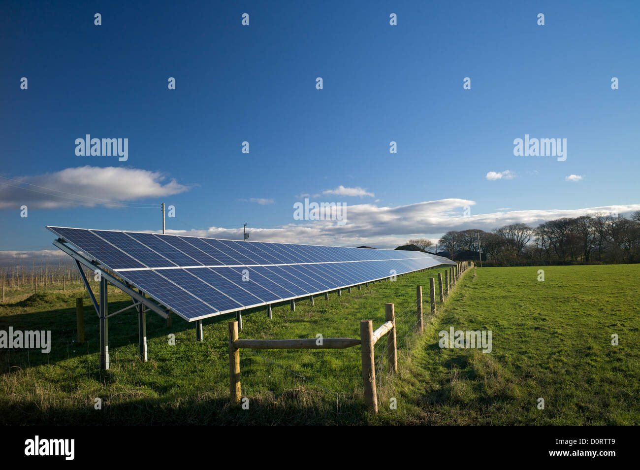 Des panneaux solaires sur une ferme, Devon, UK Banque D'Images