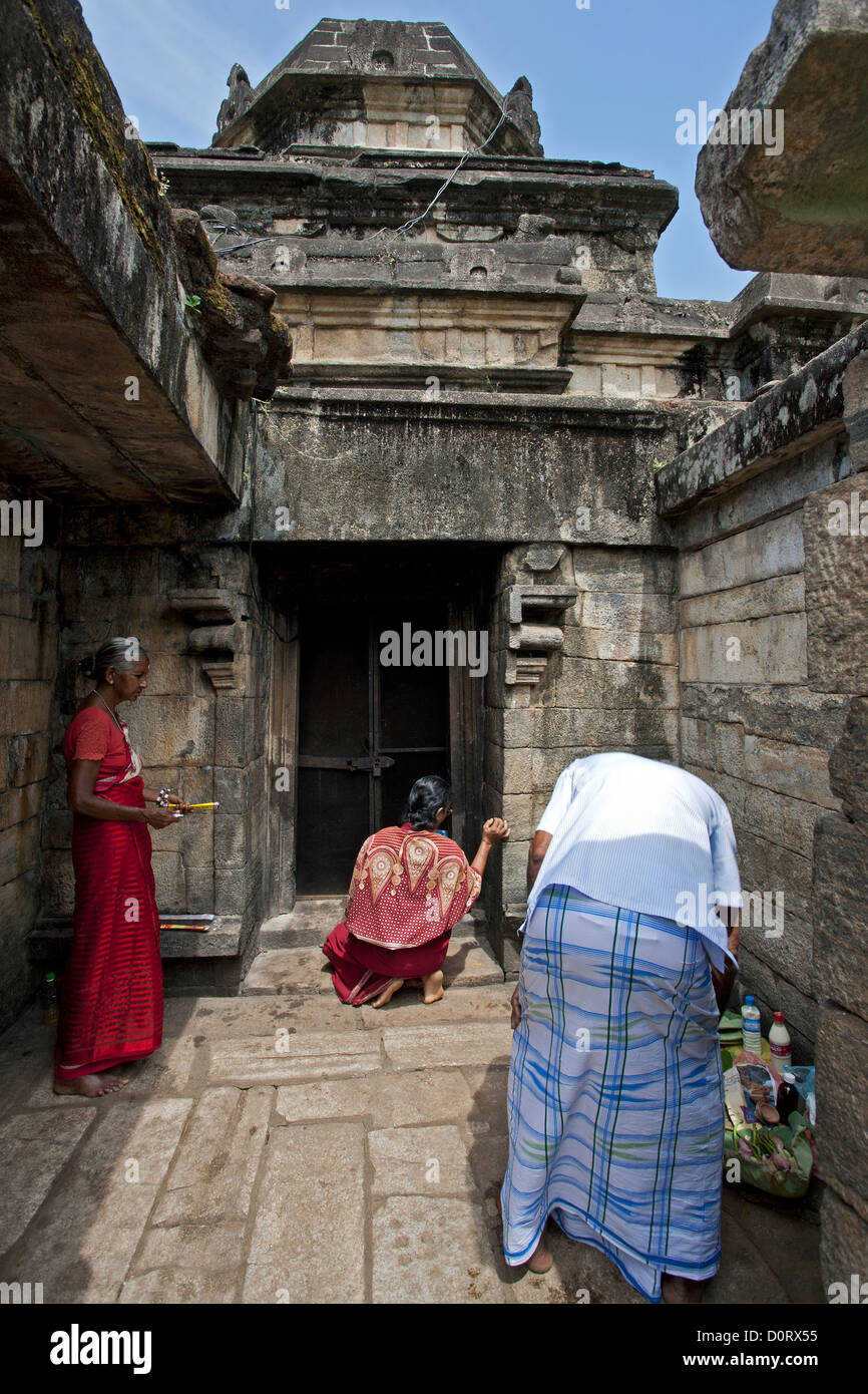 Les dévots hindous priant. Ancien temple hindou. Polonnaruwa. Sri Lanka Banque D'Images