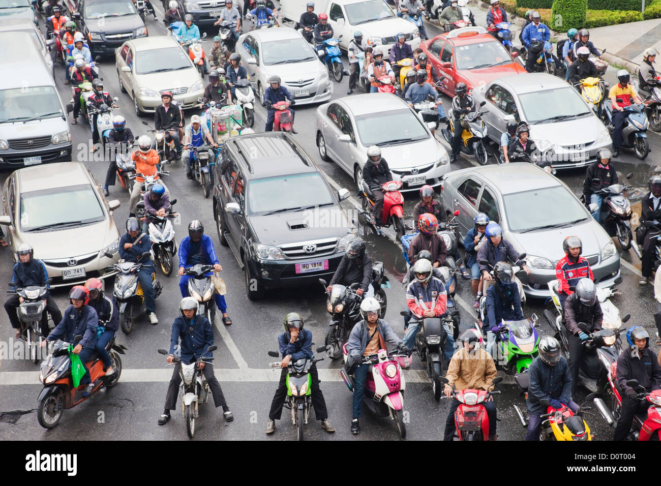 Asie Thaïlande Bangkok Embouteillage congestion du trafic Les embouteillages des routes route voiture voitures Taxi Les taxis Scooter Banque D'Images