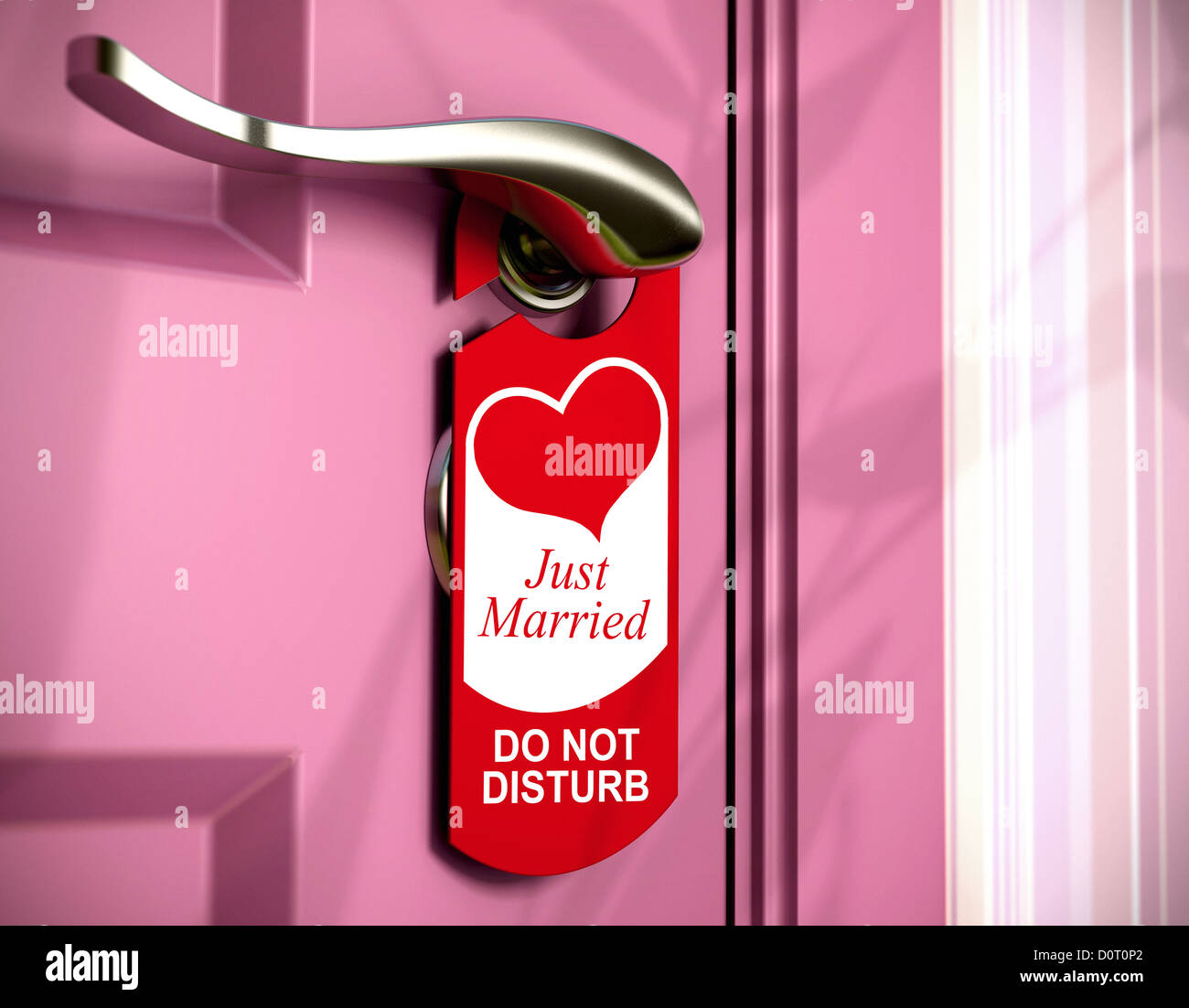 Récemment Mariés écrit sur une affichette de porte rouge, pendu à une poignée en métal d'une chambre rose porte, concept de miel. Banque D'Images