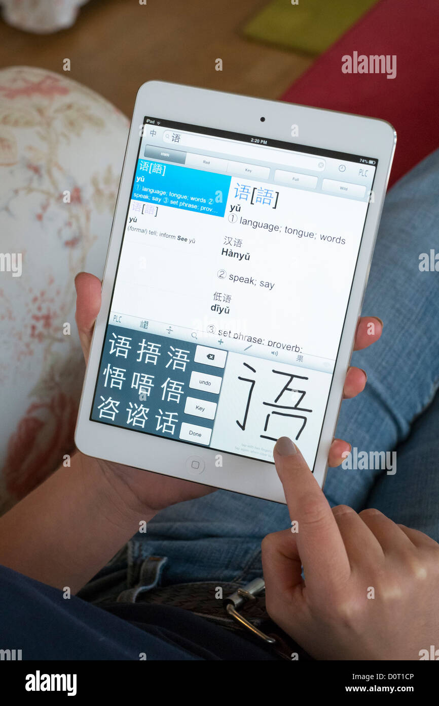 Étudiant en utilisant l'iPad mini d'apprendre chinois mandarin langue étrangère à l'aide d'application éducative Banque D'Images