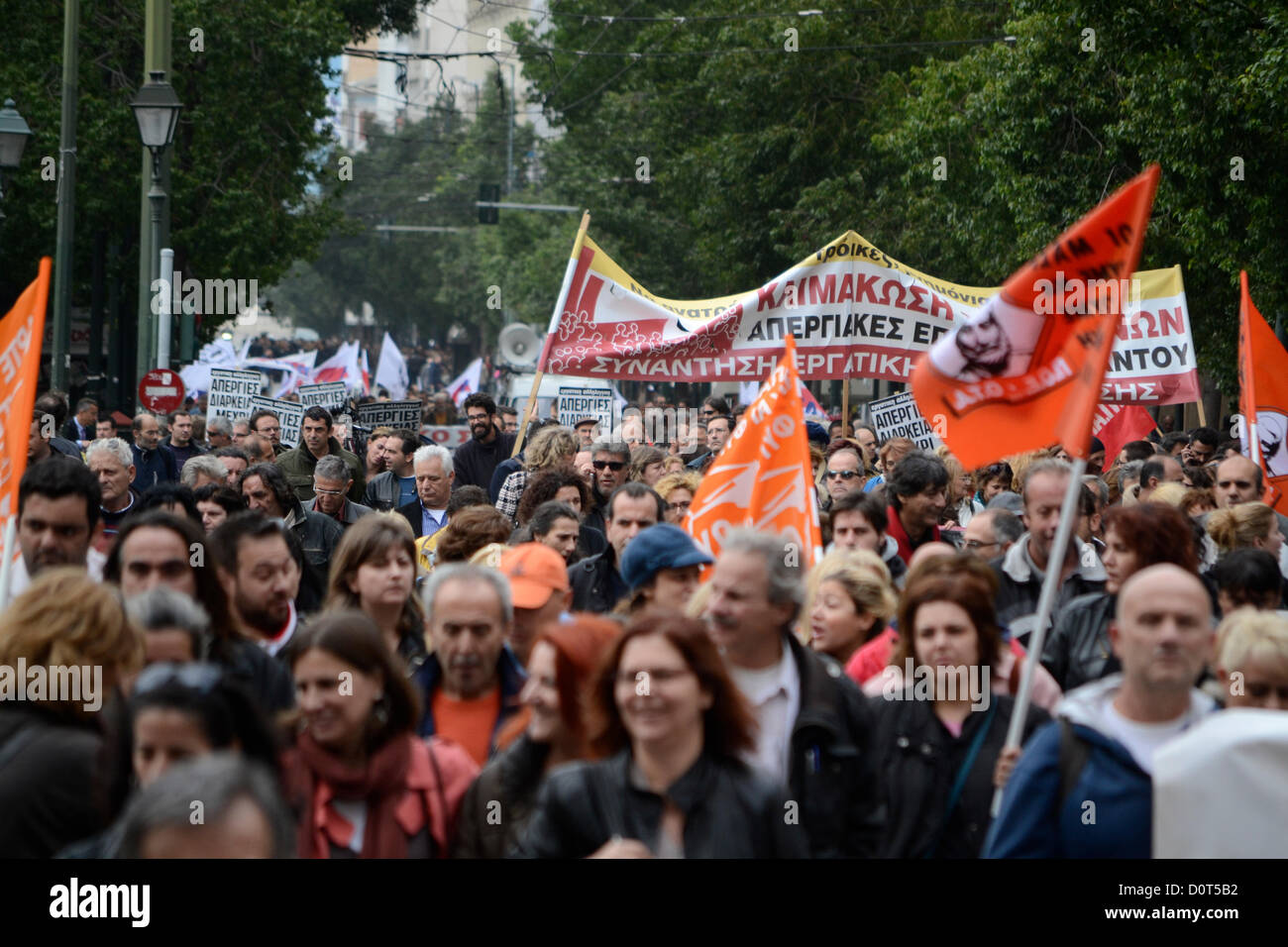 Athènes, Grèce, le 30 novembre 2012. Les travailleurs du secteur public de mars le ministère de la réforme administrative pour protester contre la décision du gouvernement de coalition à pied beaucoup d'entre eux. Secteur public grec mises à pied ont été imposées par les prêteurs de la Grèce et a été voté par le gouvernement. Credit : Nikolas Georgiou / Alamy Live News Banque D'Images