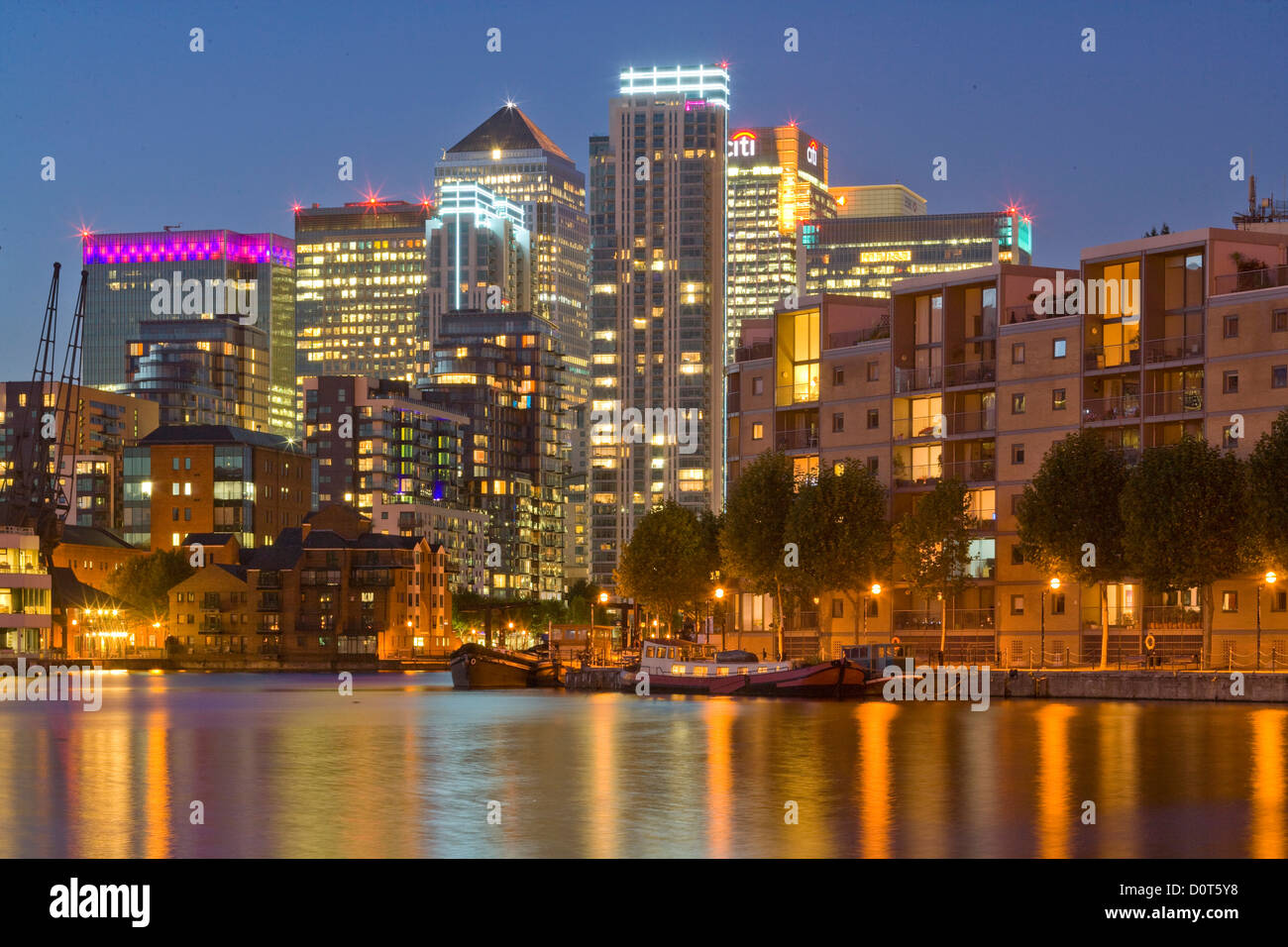 Canary Wharf, les Docklands, London, England, Europe, bâtiments, nuit, rivière, Banque D'Images