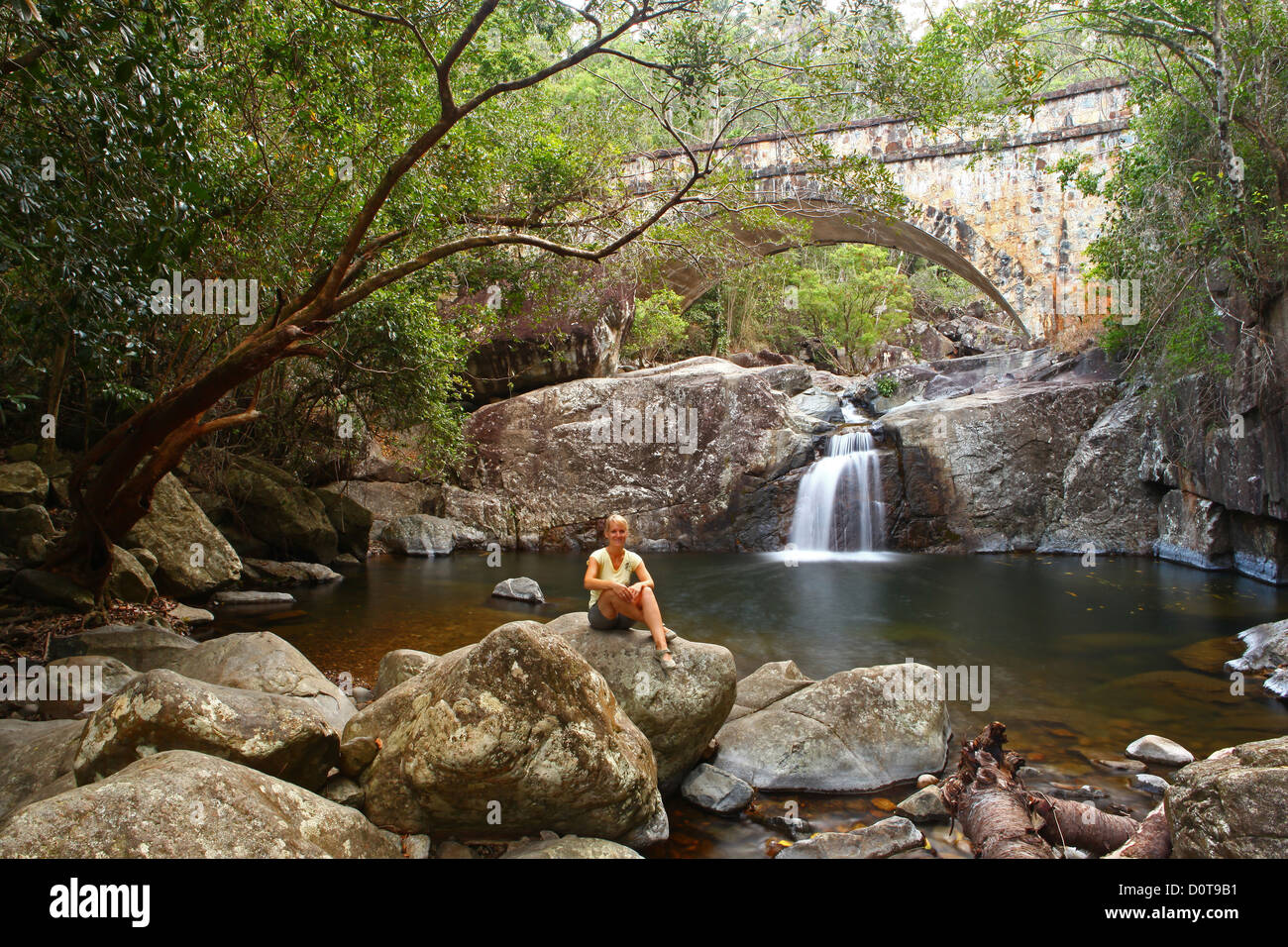 Little Crystal Creek, Paluma Range, parc national, Queensland, Australie,  pont de pierre, cascade Photo Stock - Alamy