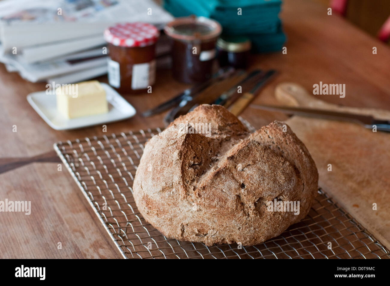 Irish Soda Bread avec beurre et confiture à la table du petit déjeuner. Banque D'Images