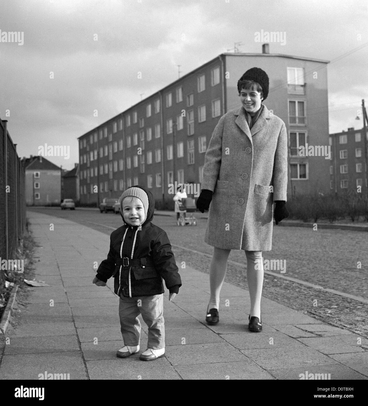 Berlin, RDA, la mère avec son enfant à Berlin Est Banque D'Images