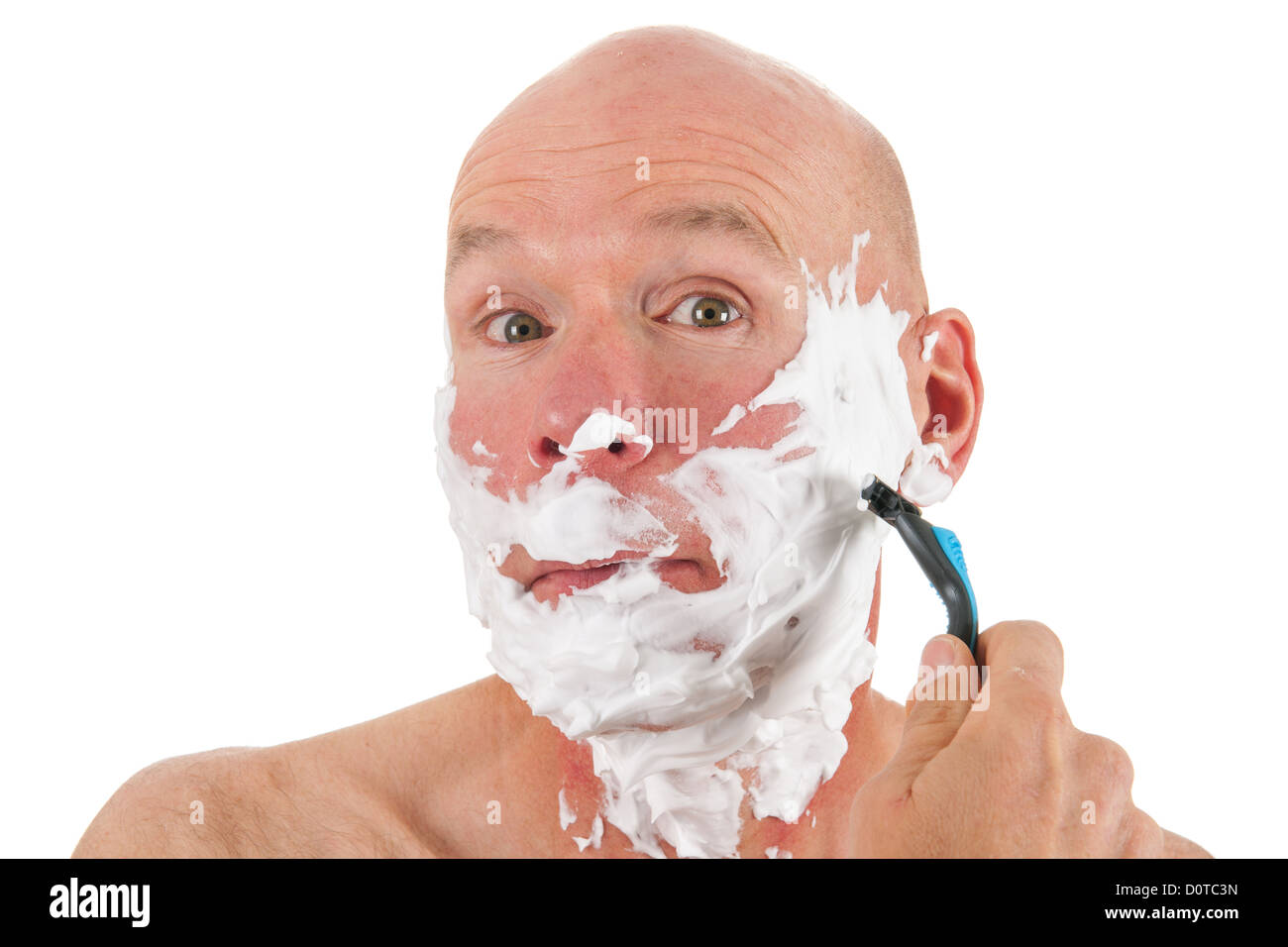 Le rasage homme chauve avec mousse et rasoir Photo Stock - Alamy