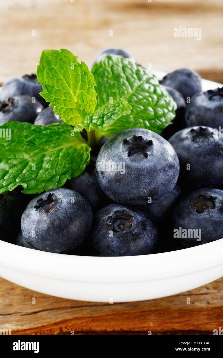 Des bleuets dans un bol Banque D'Images