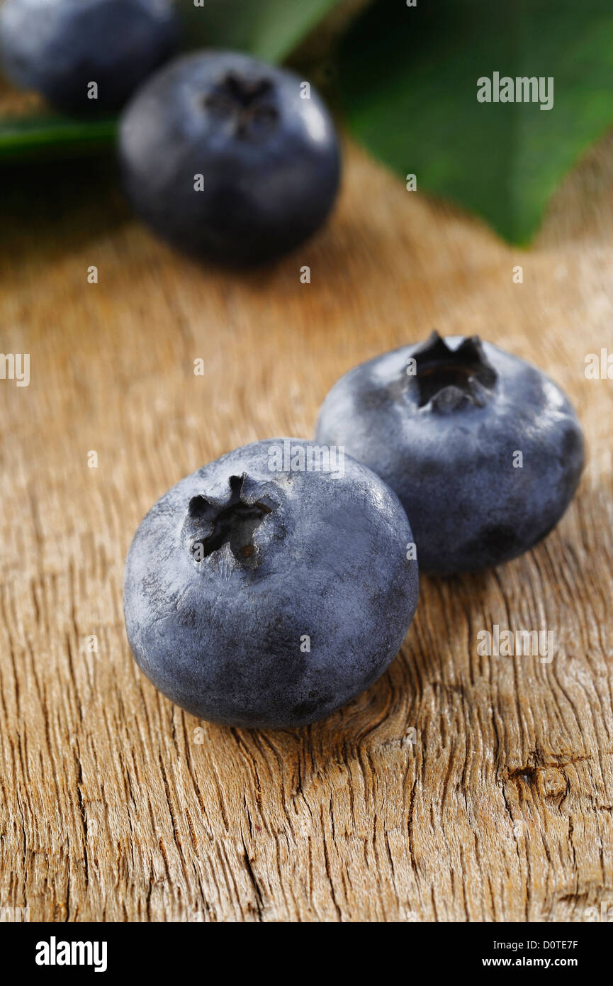 Blueberry sur fond de bois Banque D'Images
