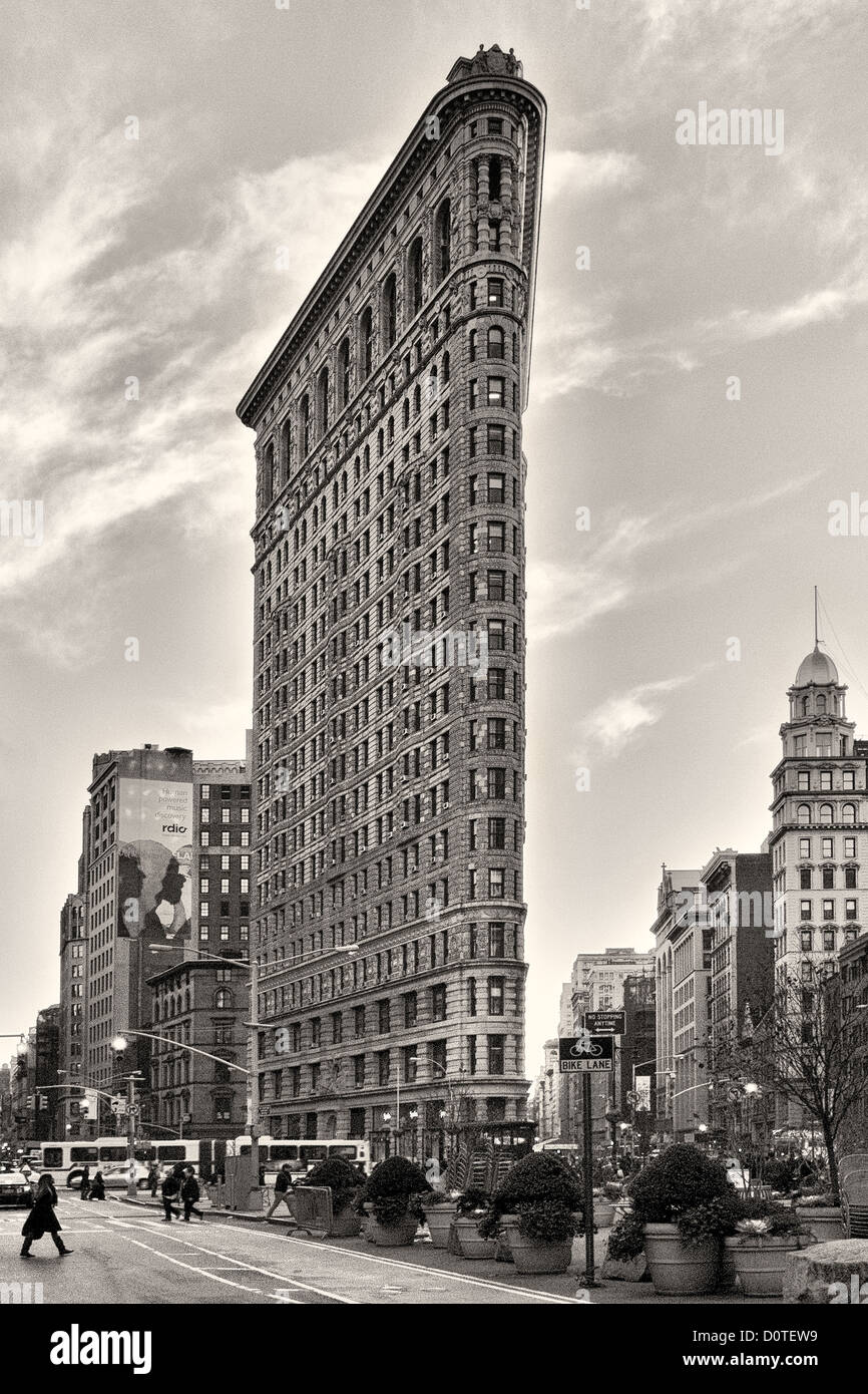 Flatiron Building vue depuis le bord du Madison Square Park, au crépuscule. Banque D'Images