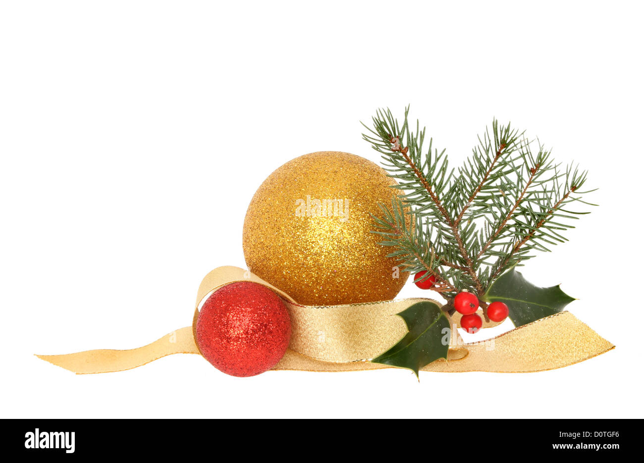 Noël Décoration de Noël rouge et or, ruban avec Holly et aiguilles de pins isolés contre white Banque D'Images