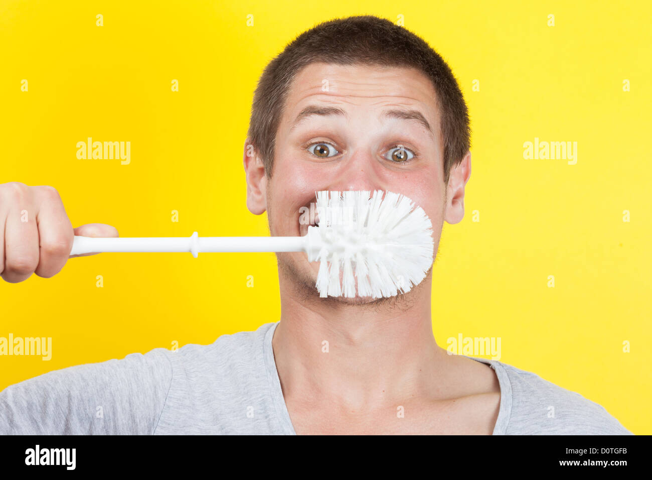 Cleaning teeth humour Banque de photographies et d'images à haute  résolution - Alamy