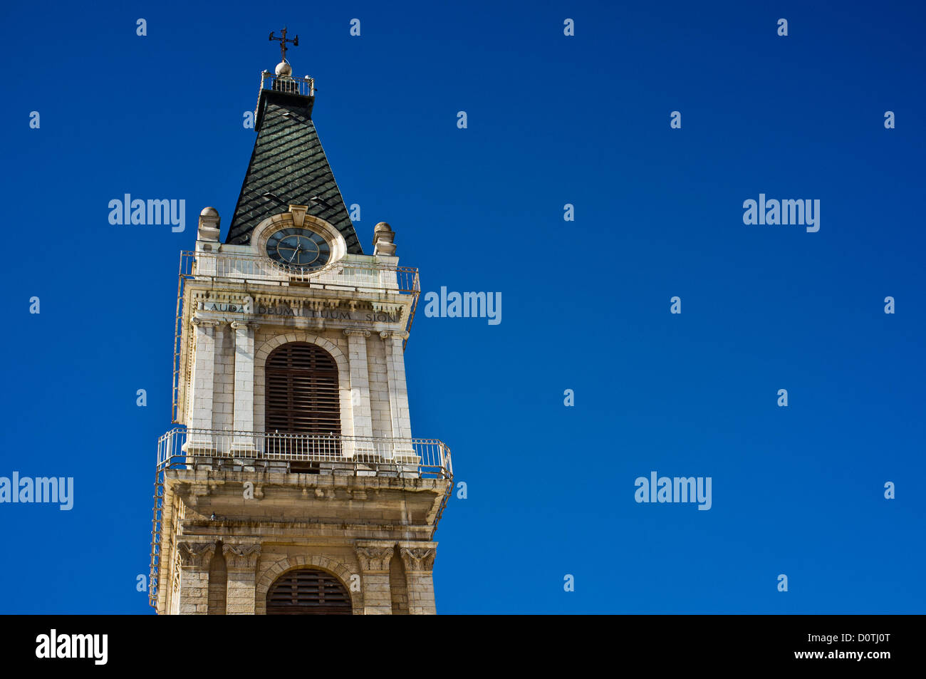 Jérusalem, Israël. Le 30 novembre 2012. Terra Sancta composé et le monastère de Saint Sauveur clocher de l'église porte le nom latin "DEUM TUUM LAUDA SION' signifiant 'louange ton Dieu, ô Sion'. Jérusalem, Israël. 30-Nov-2012. Jérusalem, Israël. 30-Nov-2012. Des 20 000 moines franciscains dans le monde a 300 résident en Israël ainsi que quelques 1 000 moniales. Saint François Francesco d'assise d'abord arrivés en Terre Sainte en 1219 et ils ont été les gardiens des lieux saints depuis. Banque D'Images