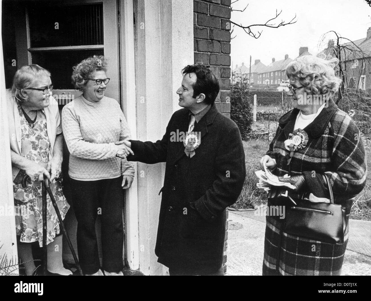 Le candidat du parti travailliste Gerry Fowler en campagne pour les élections de 1974 dans Donnington. Grande-Bretagne élections générales britanniques politique des années 1970 démocratie politique porte frappant les électeurs de la classe ouvrière. Photo de DAVID BAGNALL Banque D'Images