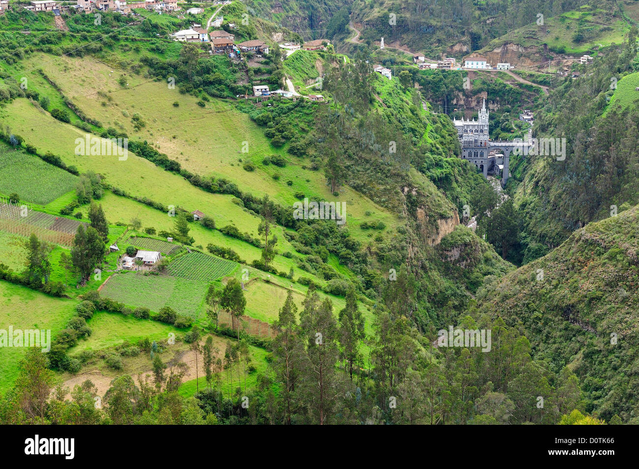 Champs, vert, Canyon, église, gothique, Santuario de las Lajas, Pilgrim, de style gothique, Las Lajas, Colombie, Amérique du Sud Banque D'Images