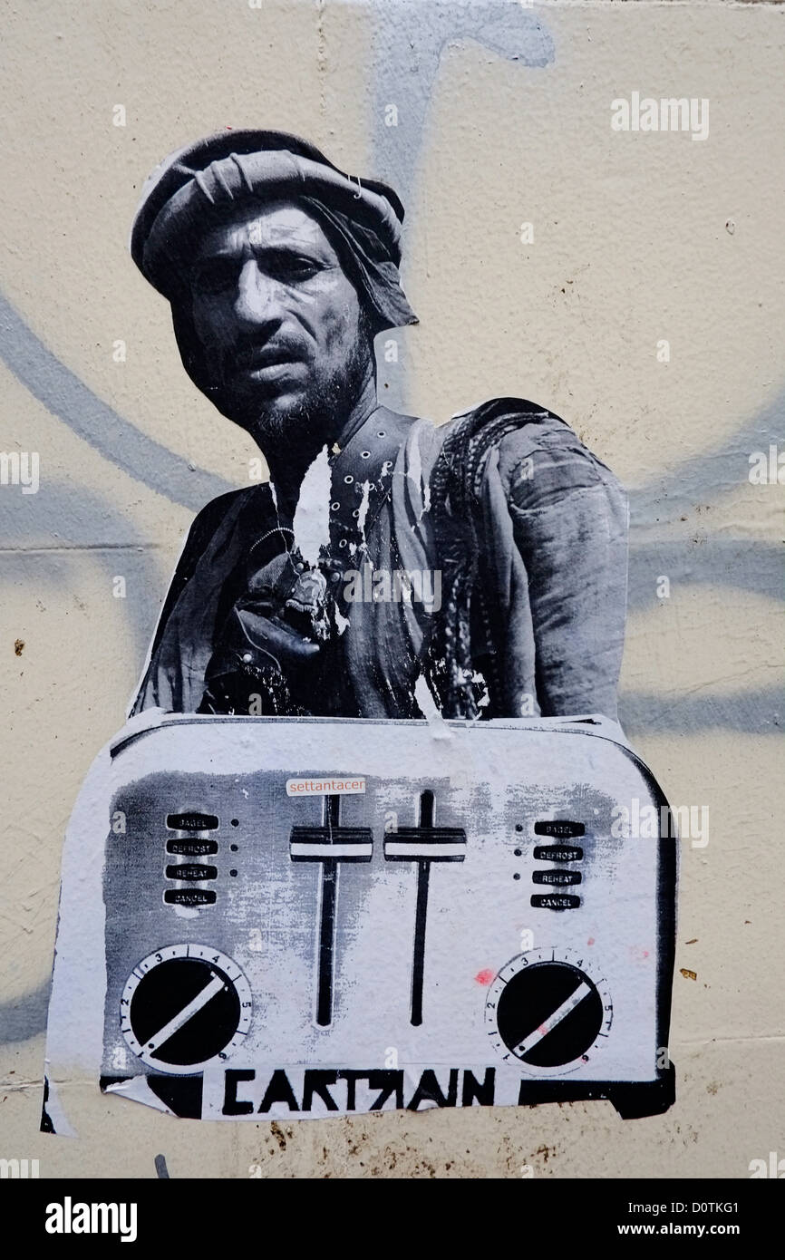 Street art représentant un combattant taliban qui sortent d'un grille-pain. Pris dans Brick Lane zone de East London UK Banque D'Images