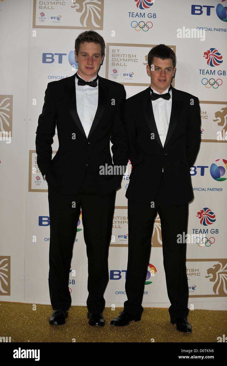 Londres, Angleterre. Le 30 novembre 2012. Les frères Brownlee Alistair [L] et [R] Jonathan arrivent à la BT British Olympic Ball du Grosvenor House Hotel, Park Lane. Banque D'Images