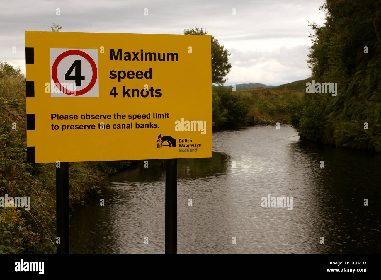 Signe de la limite de vitesse sur un canal à Lochgilphead près de Crinan en Ecosse Banque D'Images