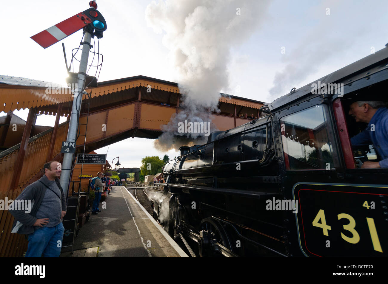 Ivatt nombre classe 4 43106 Locomotive à vapeur sur la West Somerset Railway en les détachant de Williton station. Banque D'Images